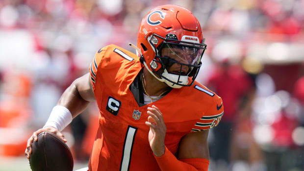 Bears quarterback Justin Fields runs the ball